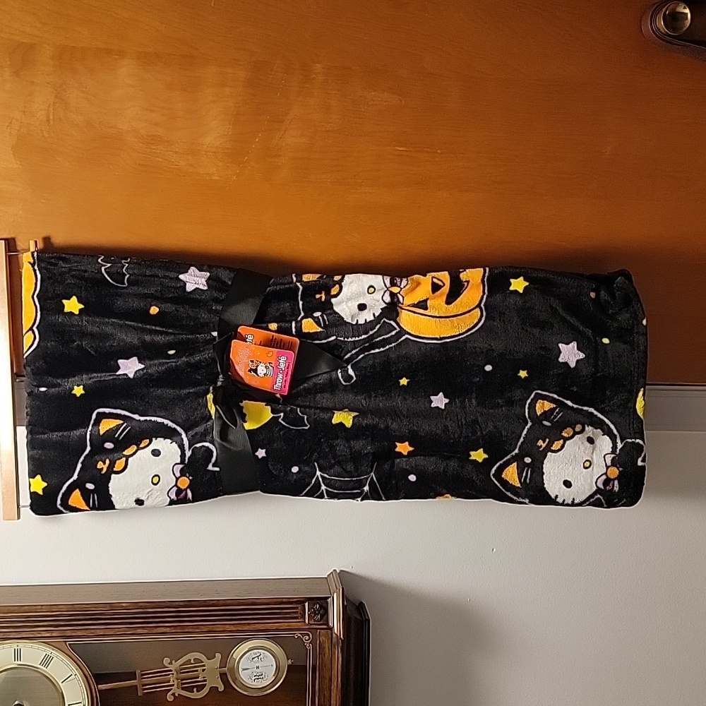 Hello Kitty Holloween Throw Blanket - Picture 6 of 6